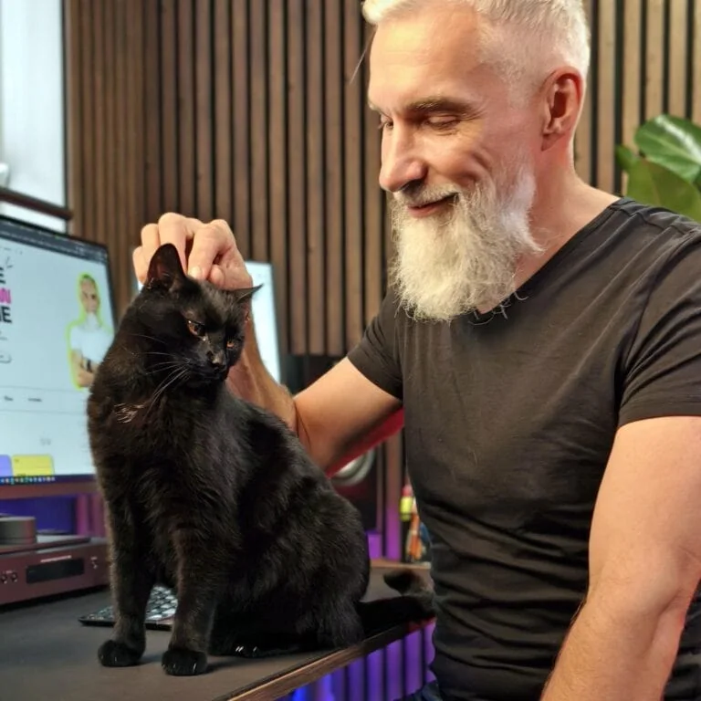 Pan od Reklamy Paweł Fijałkowski i kot